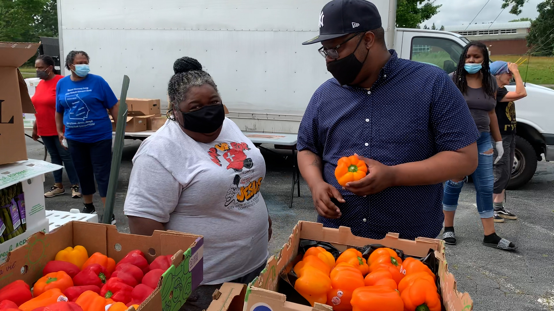 Adult participant and DSP Anthony volunteering with LEAF food bank